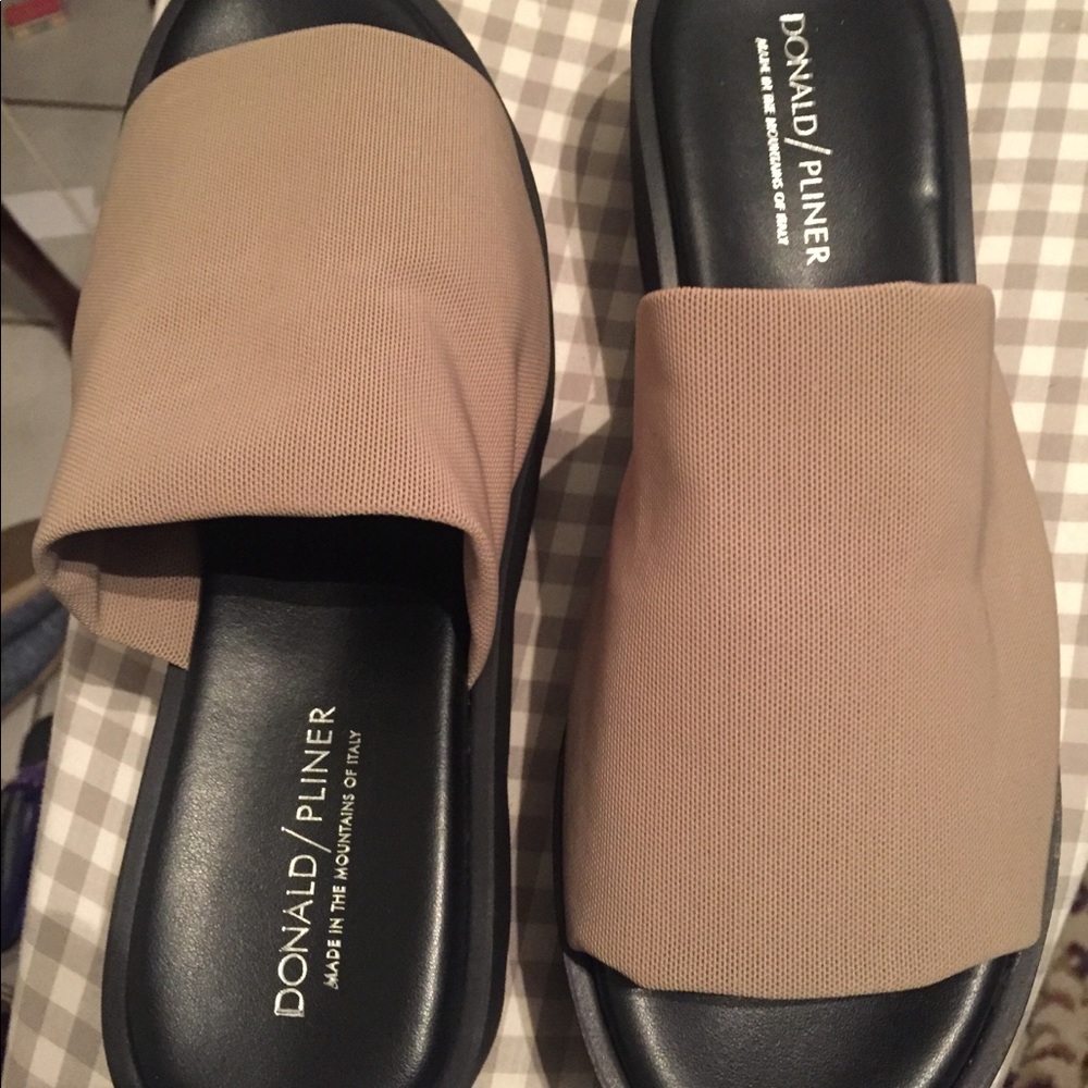 Donald pliner slip on shoes.    NEW - Picture 2 of 4